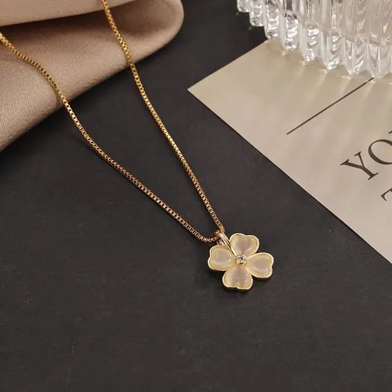 Exquisite Love Beautiful Flower Necklace Fashion Classic Geometric Niche Light Luxury Stainless Steel Clavicle Chain - Image 2