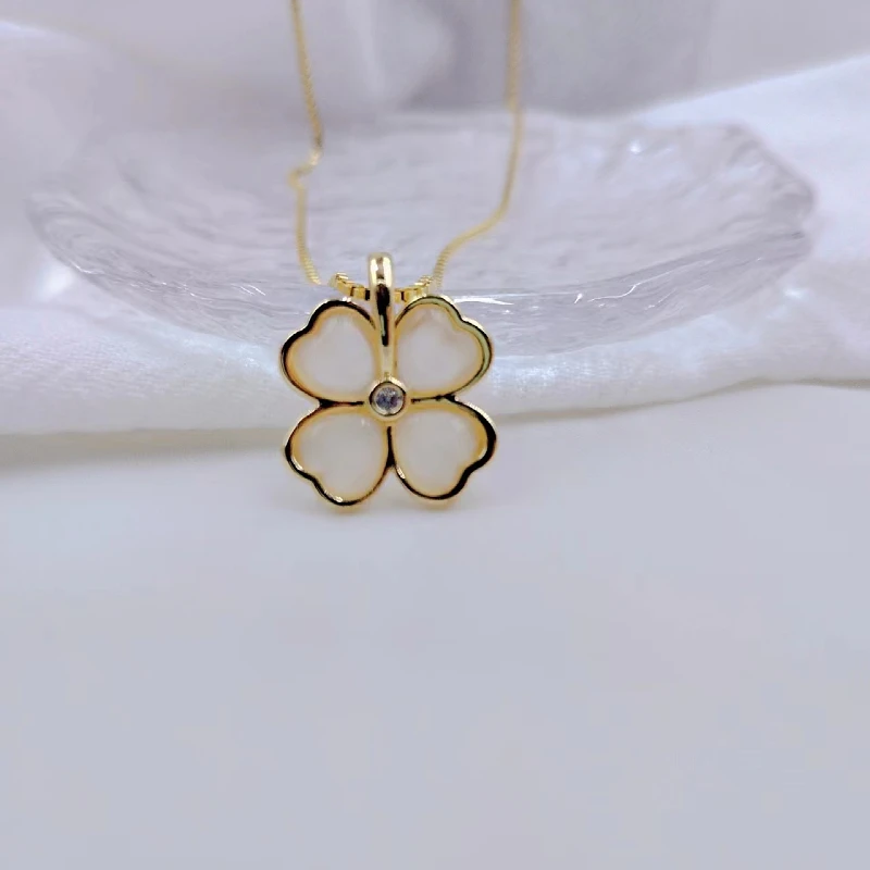 Exquisite Love Beautiful Flower Necklace Fashion Classic Geometric Niche Light Luxury Stainless Steel Clavicle Chain - Image 5