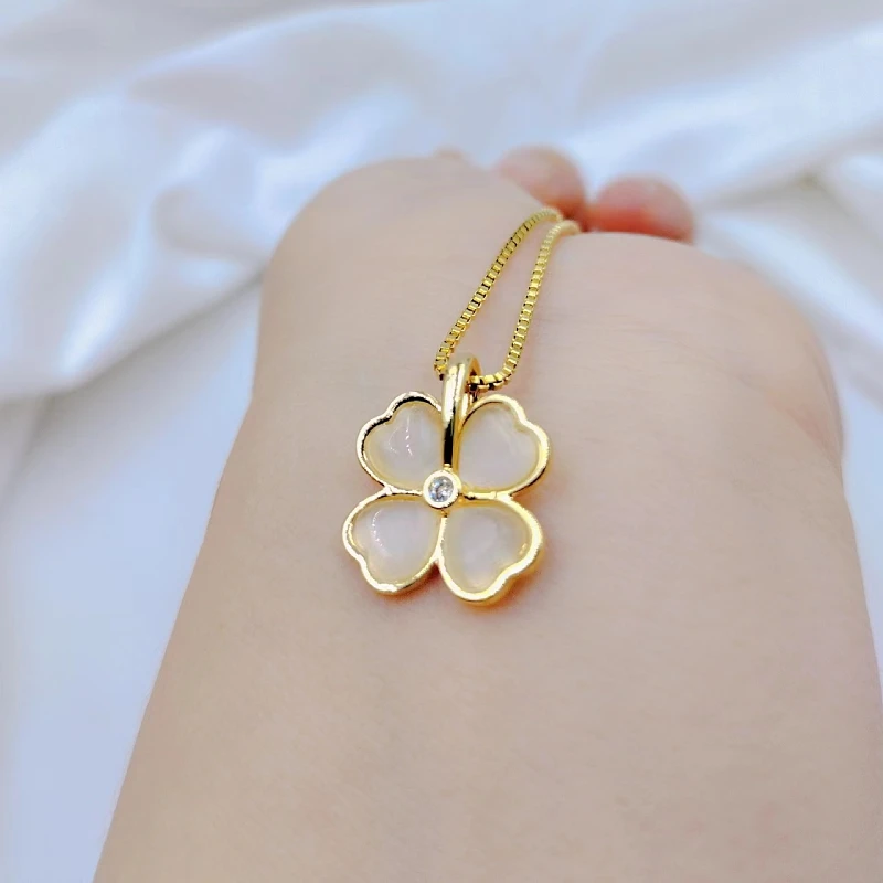 Exquisite Love Beautiful Flower Necklace Fashion Classic Geometric Niche Light Luxury Stainless Steel Clavicle Chain - Image 4