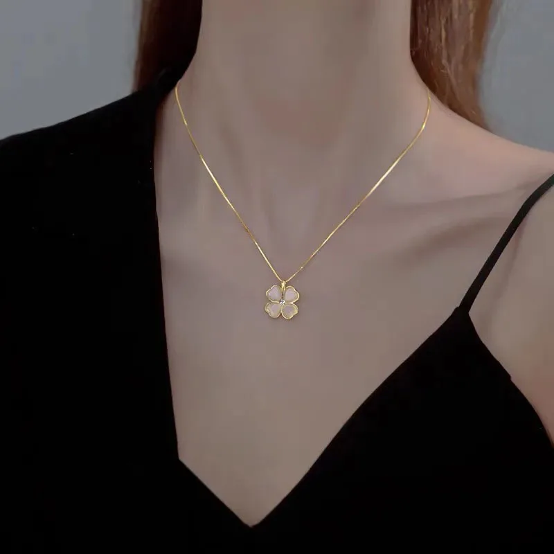 Exquisite Love Beautiful Flower Necklace Fashion Classic Geometric Niche Light Luxury Stainless Steel Clavicle Chain - Image 6