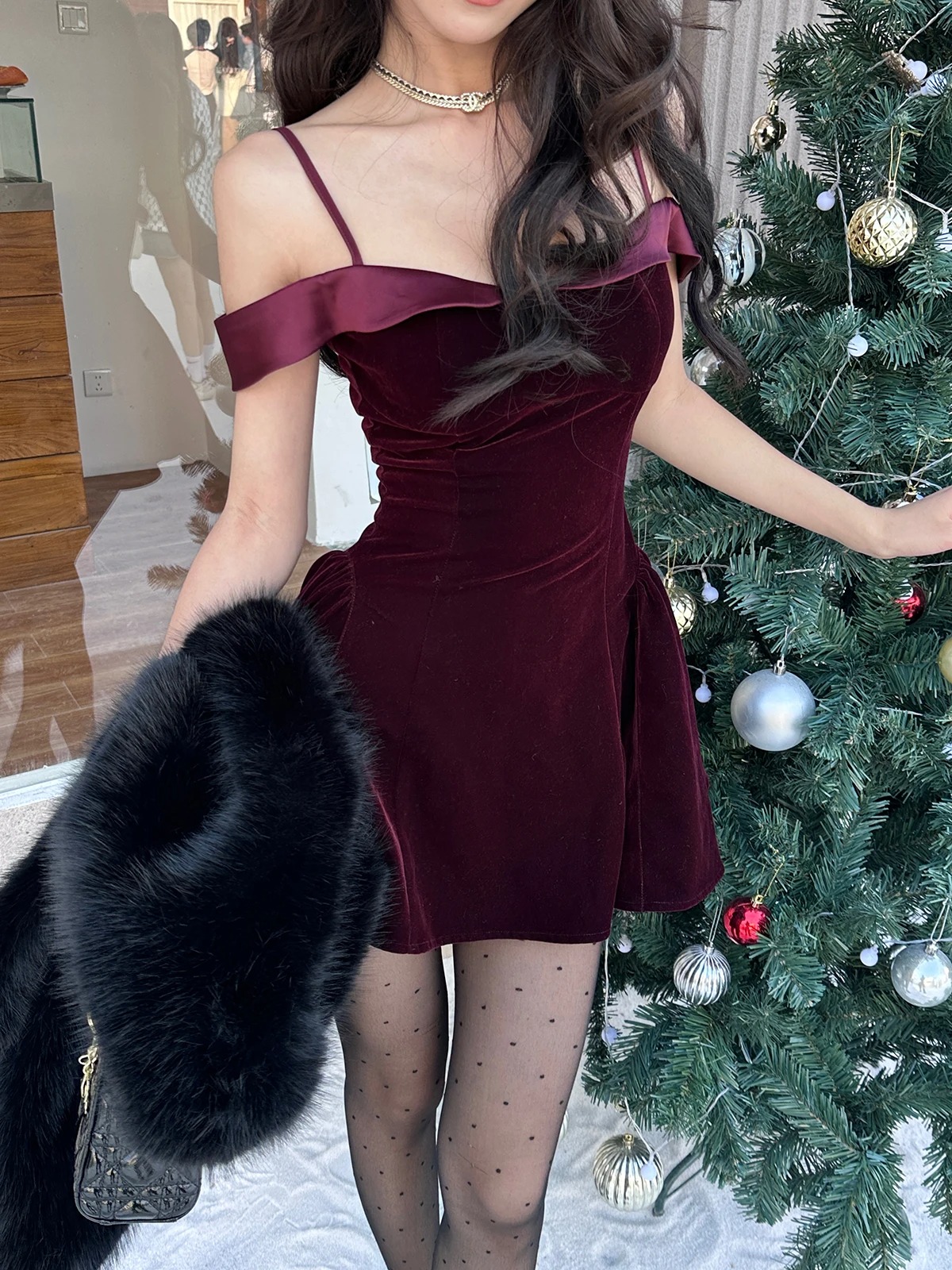 French Style 2024 Women Hepburn Mini Dress Vintage Velvet Off Shoulder Slim Party Dress - Image 2